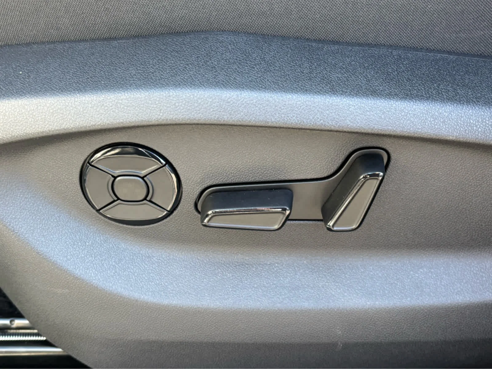 New 2026 PURE WHITE Volkswagen SE image 13