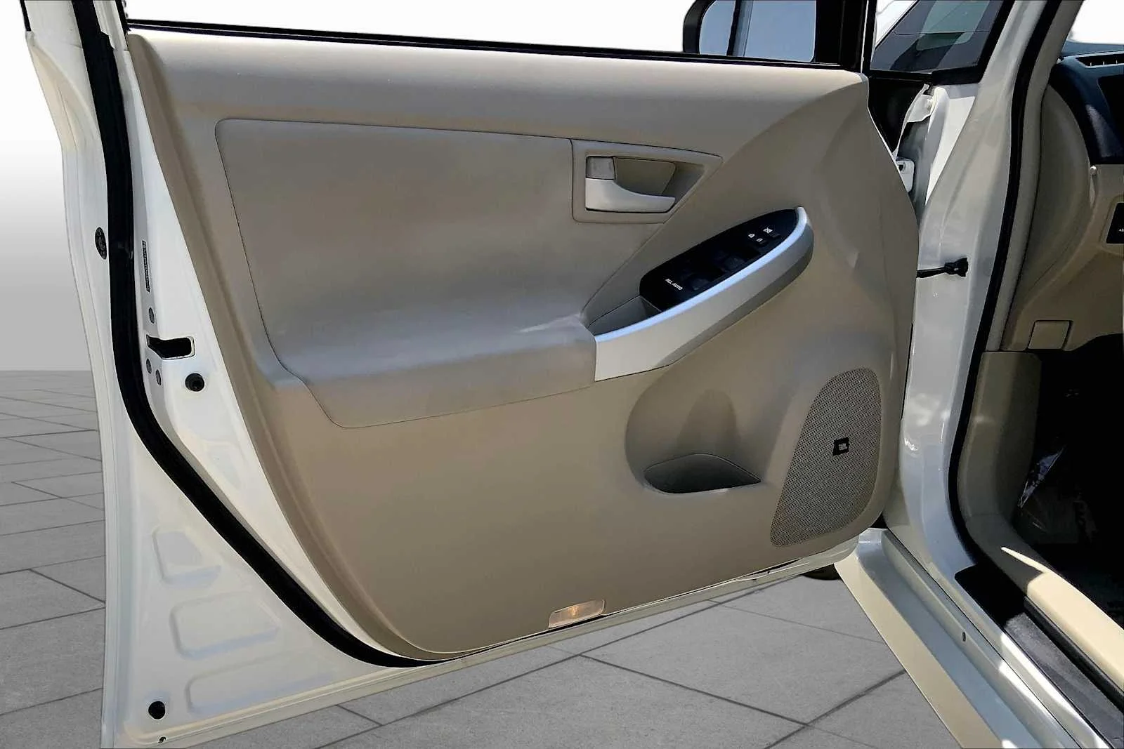 Used 2011 Blizzard Pearl Toyota III image 20