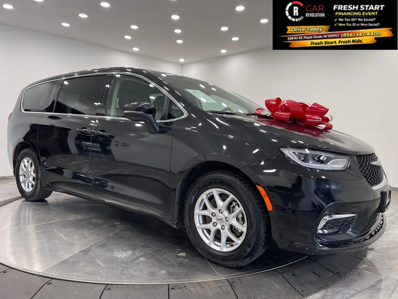 2023 Chrysler Pacifica Touring L's photo