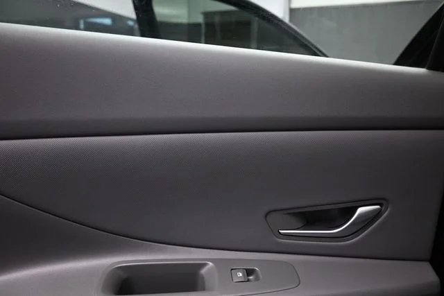 Used 2025 Black Hyundai SEL Sport image 9