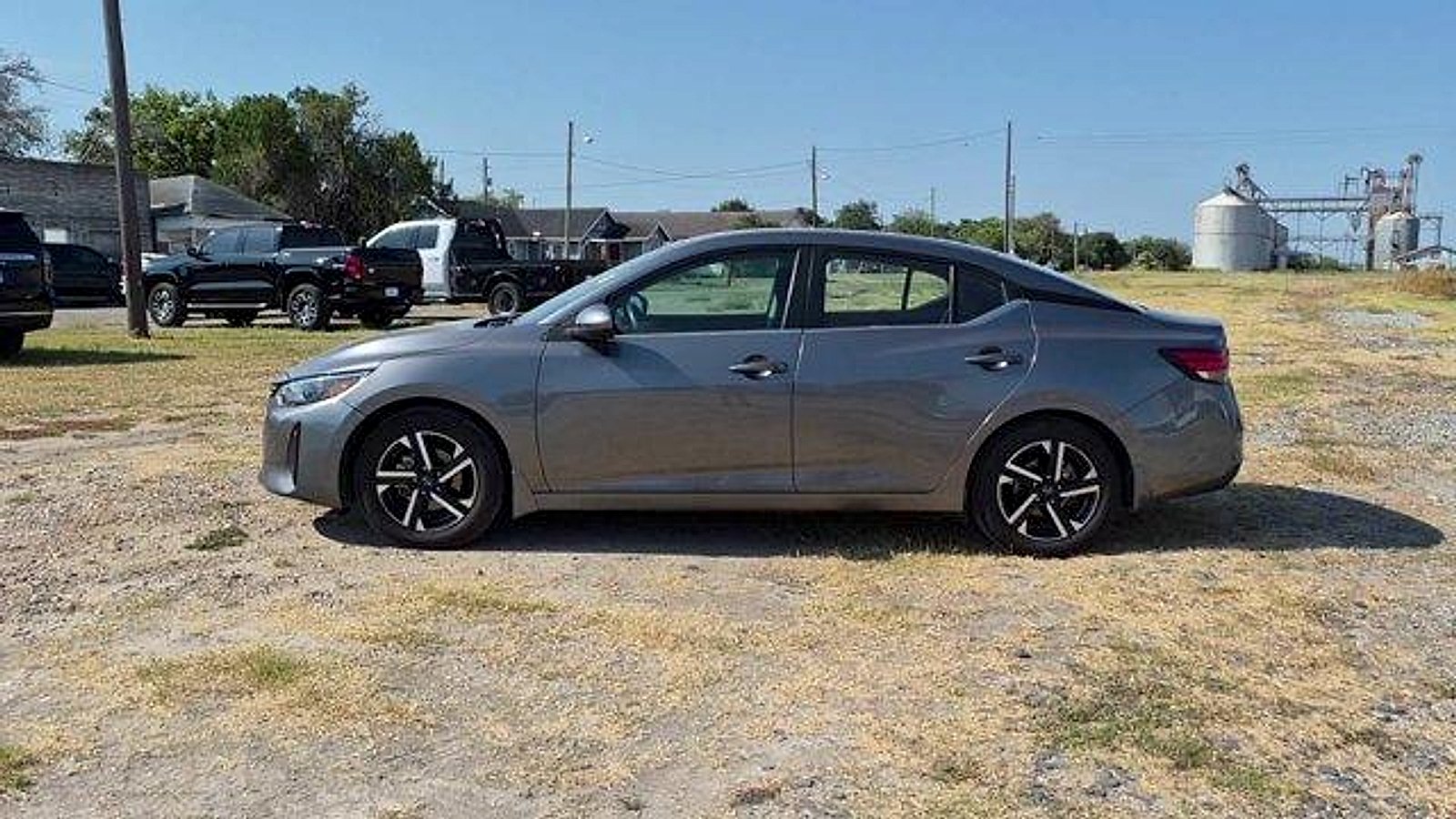 Used 2024 Gun Metallic Nissan SV Xtronic CVT image 5