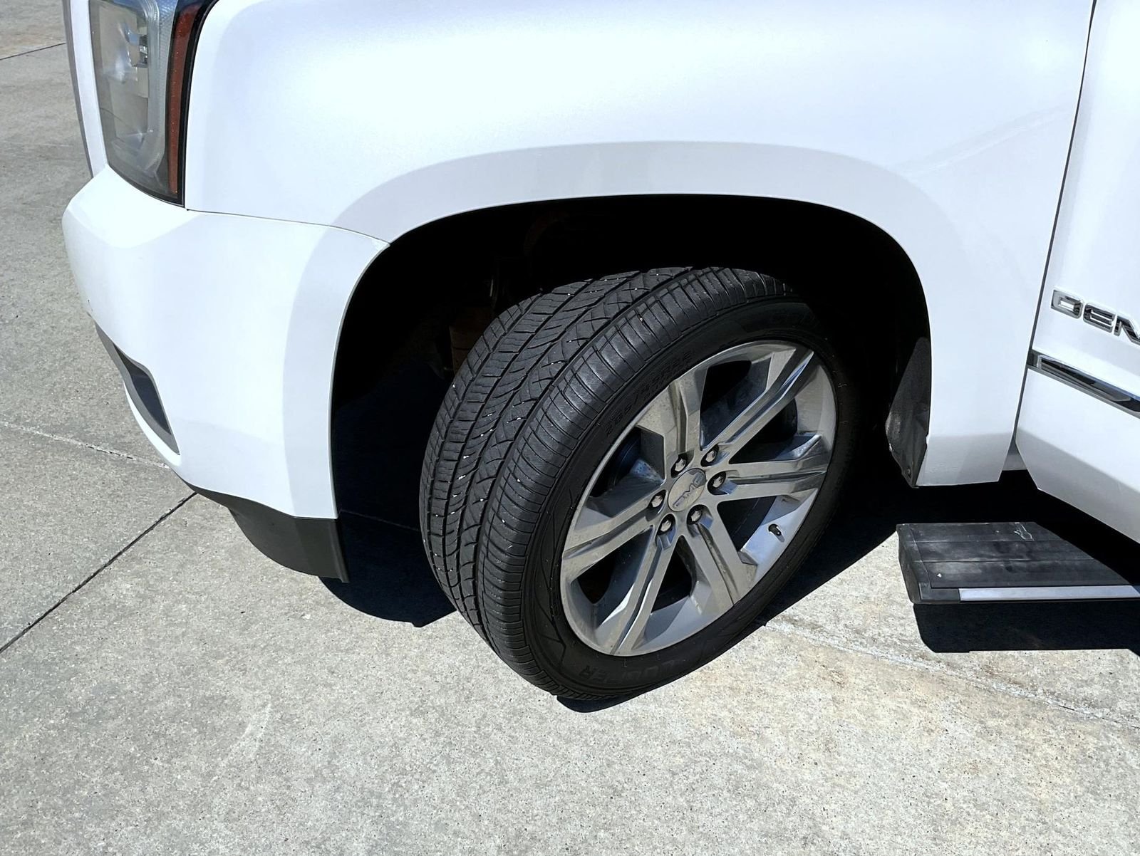 Used 2019 White GMC Denali image 26