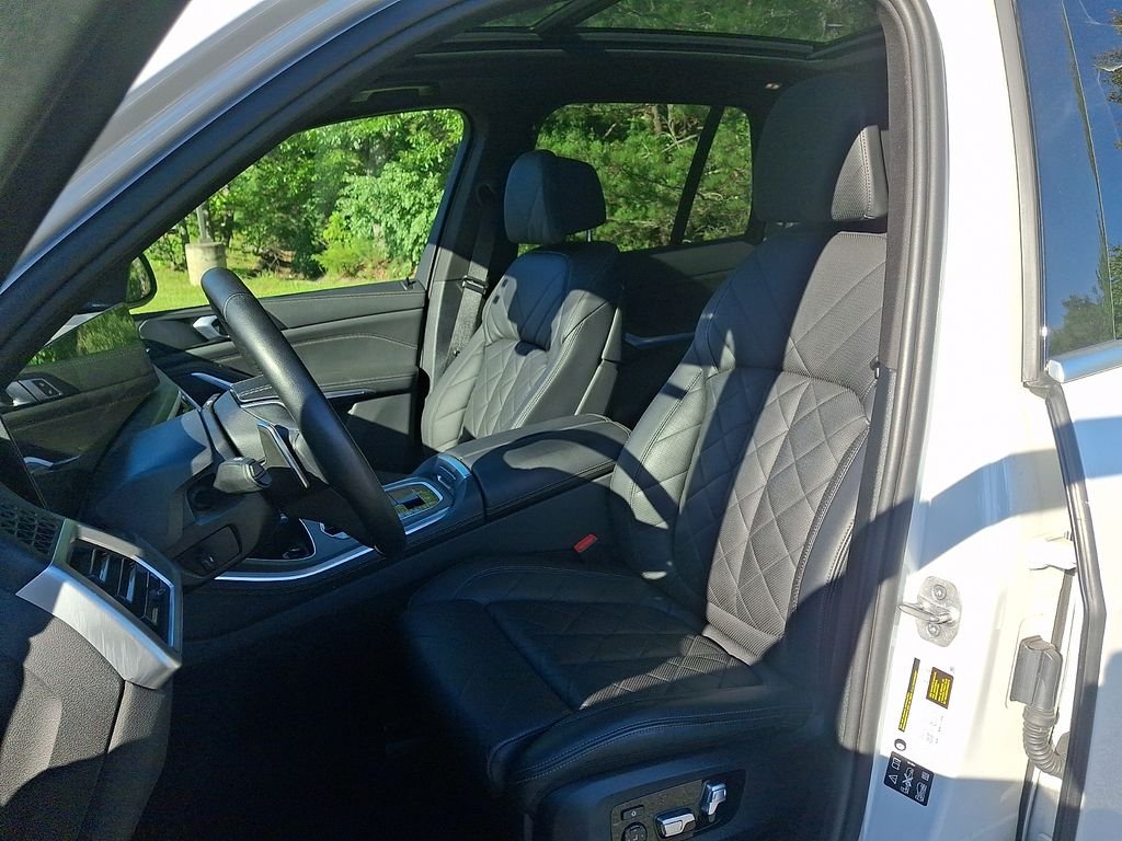 Used 2025 White Metallic BMW xDrive40i image 13