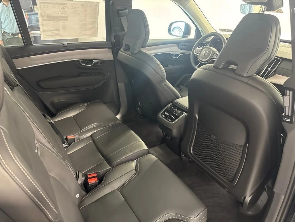 New 2026 Onyx Black Metallic Volvo B6 Plus 7-Seater image 24