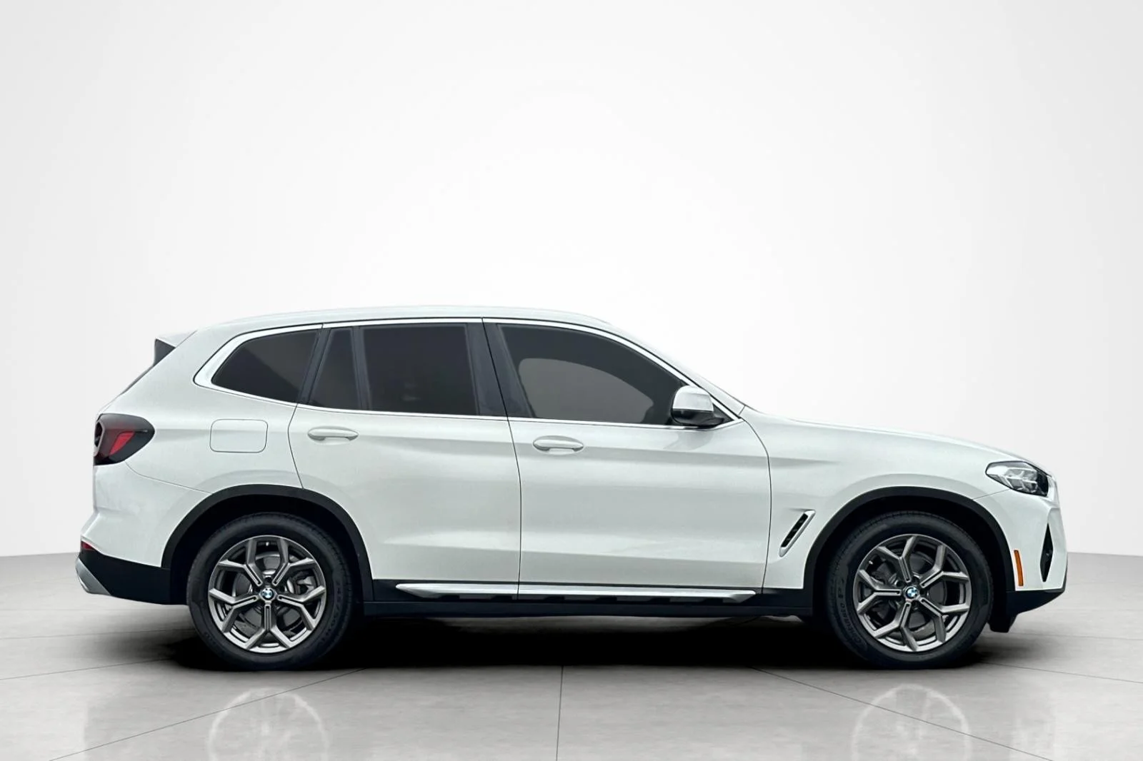 Used 2024 Alpine White BMW sDrive30i image 6