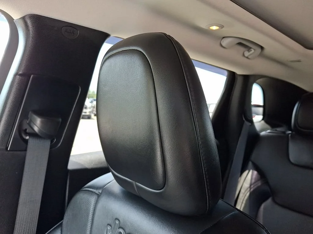 Used 2022 Granite Crystal Metallic Clearcoat Jeep Latitude Lux image 18