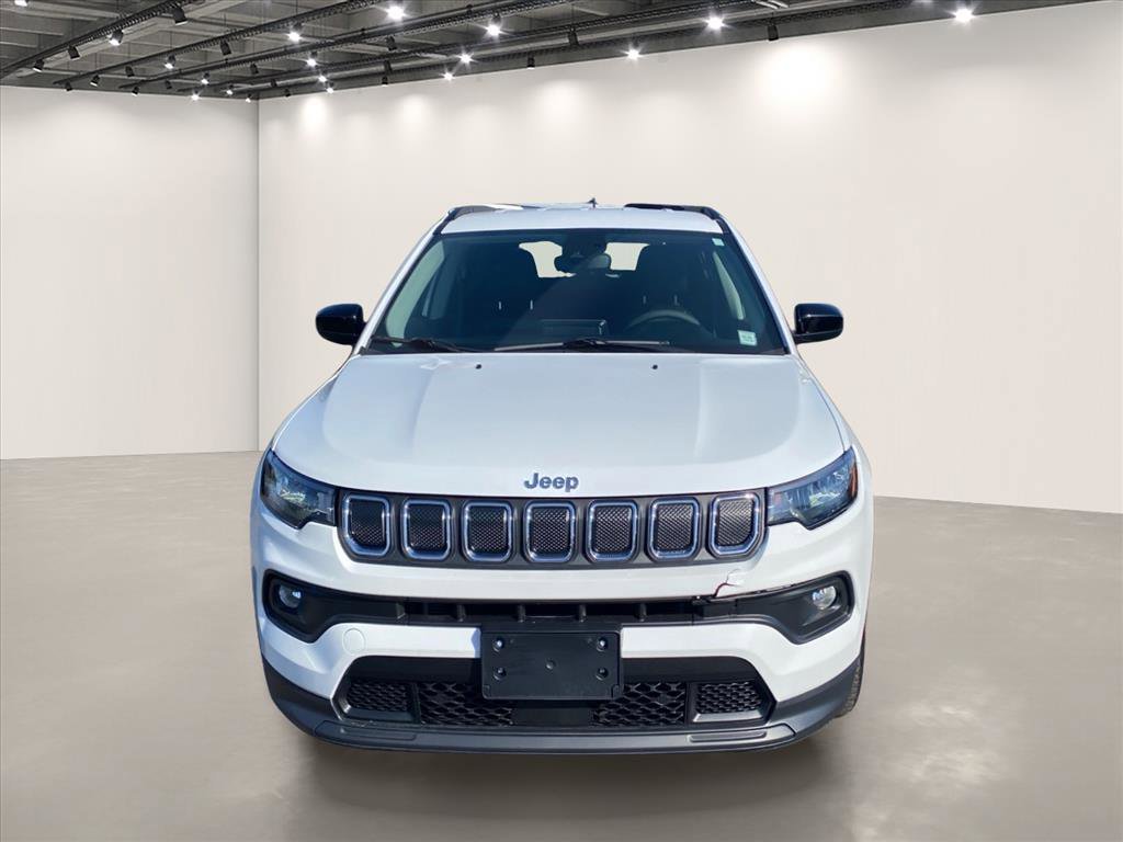Used 2022 Bright White Clearcoat Jeep Latitude image 2