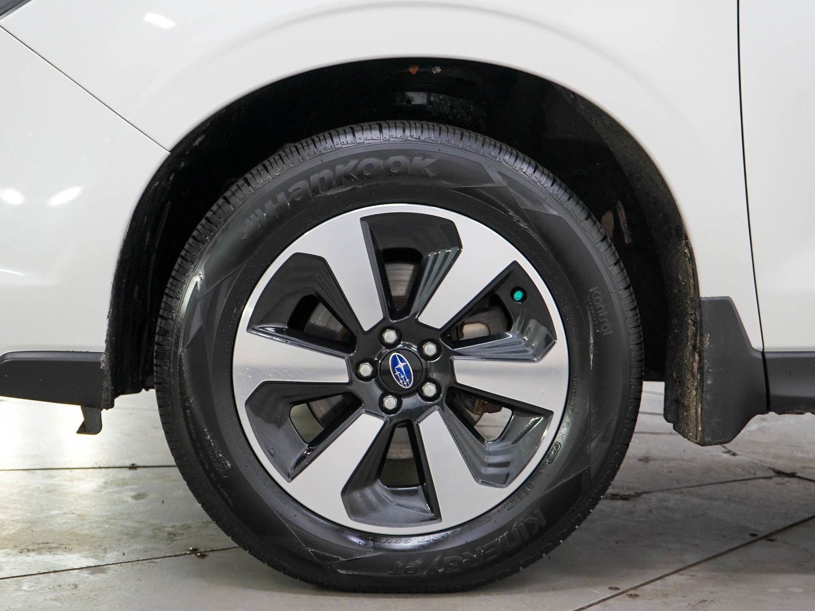 Used 2018 Crystal White Pearl Subaru 2.5i Premium image 29