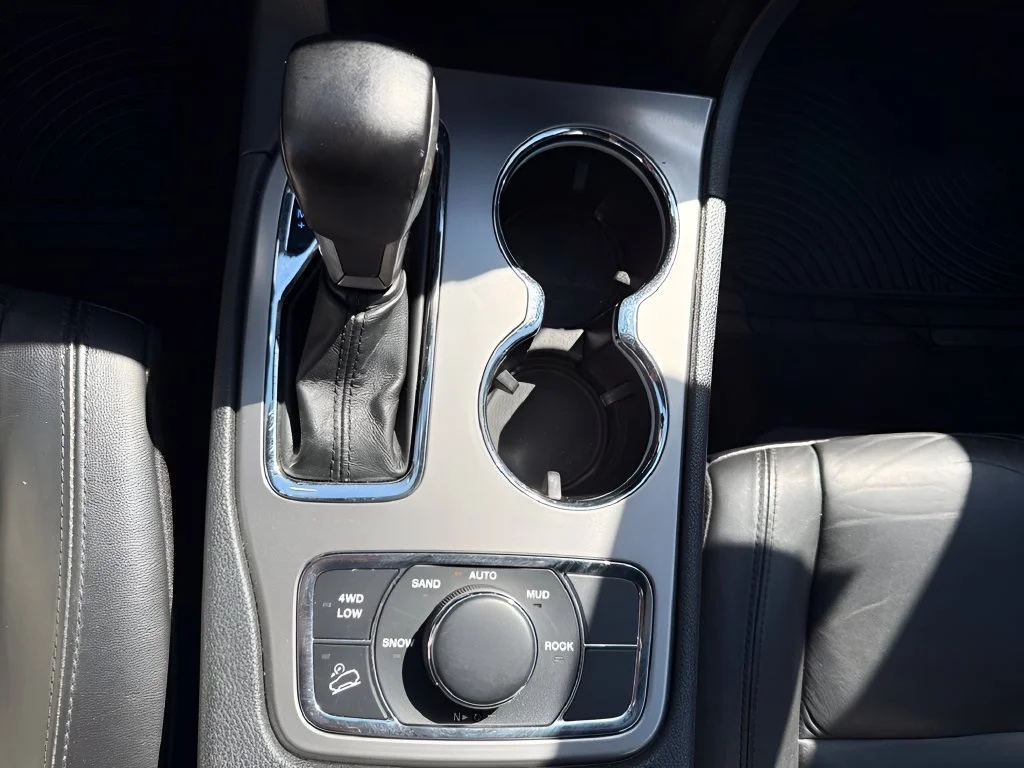 Used 2022  Jeep Limited image 23