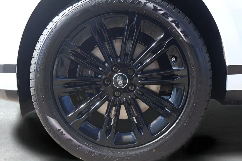 New 2026 Fuji White Land Rover S image 9