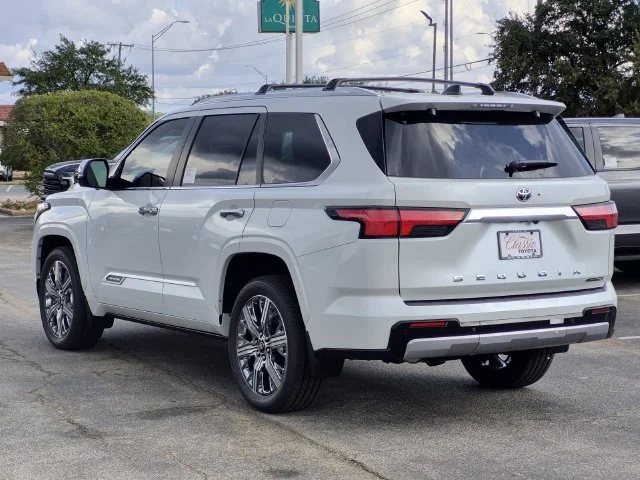 New 2026 Wind Chill Pearl <sup>1</sup> Toyota  Capstone image 3