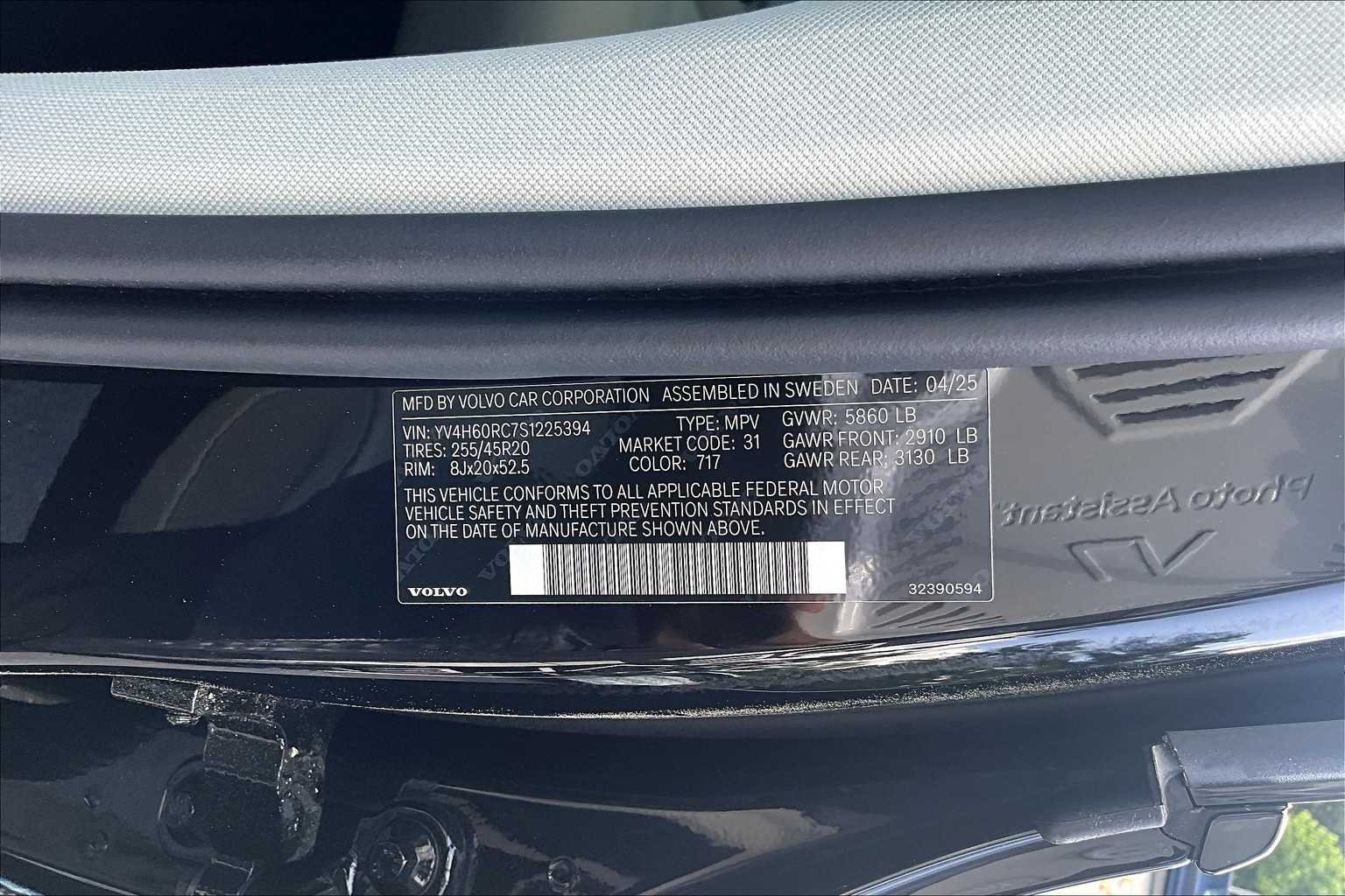 2025 Volvo XC60 Plus - Photo 12