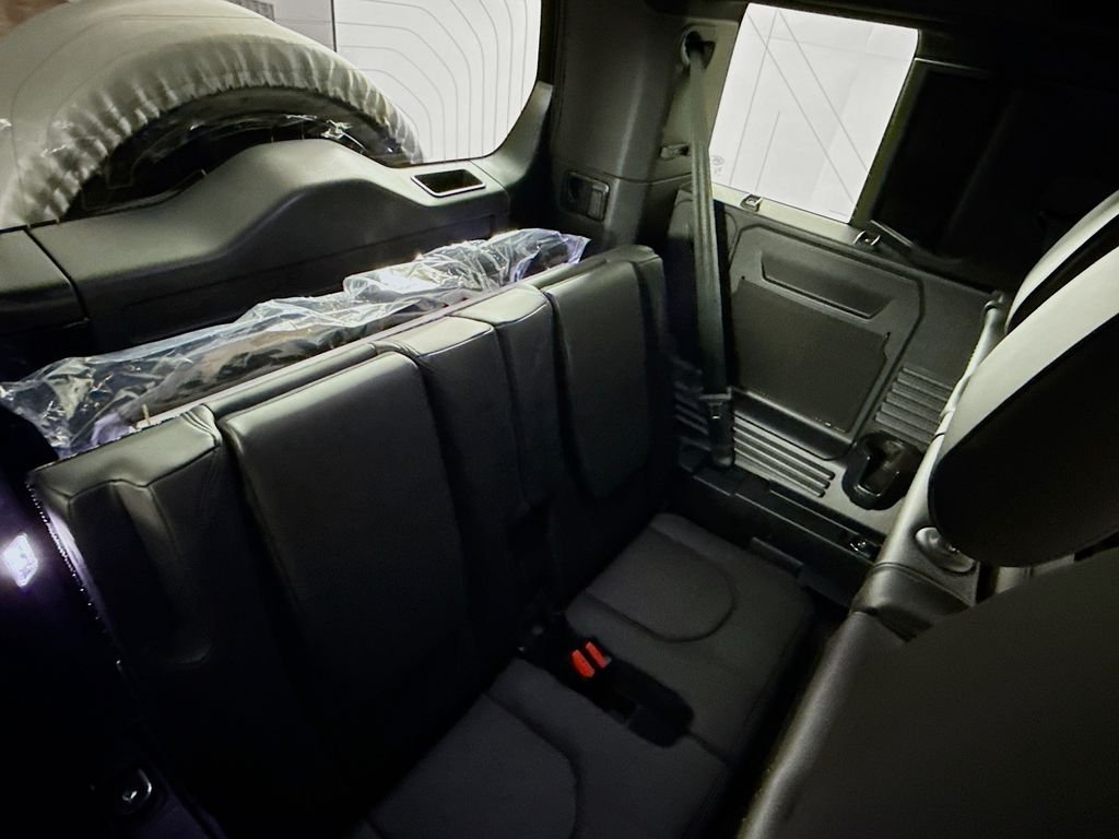 New 2026 Santorini Black Land Rover X-Dynamic SE image 29