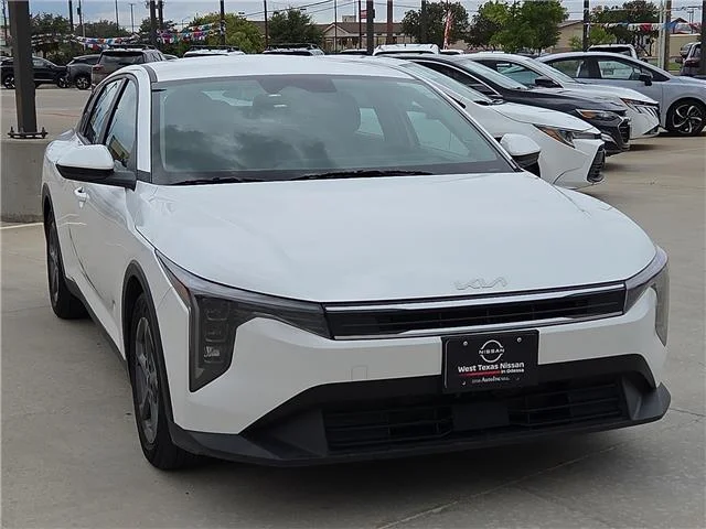 Used 2025 Snow White Pearl KIA LXS (IVT) image 6