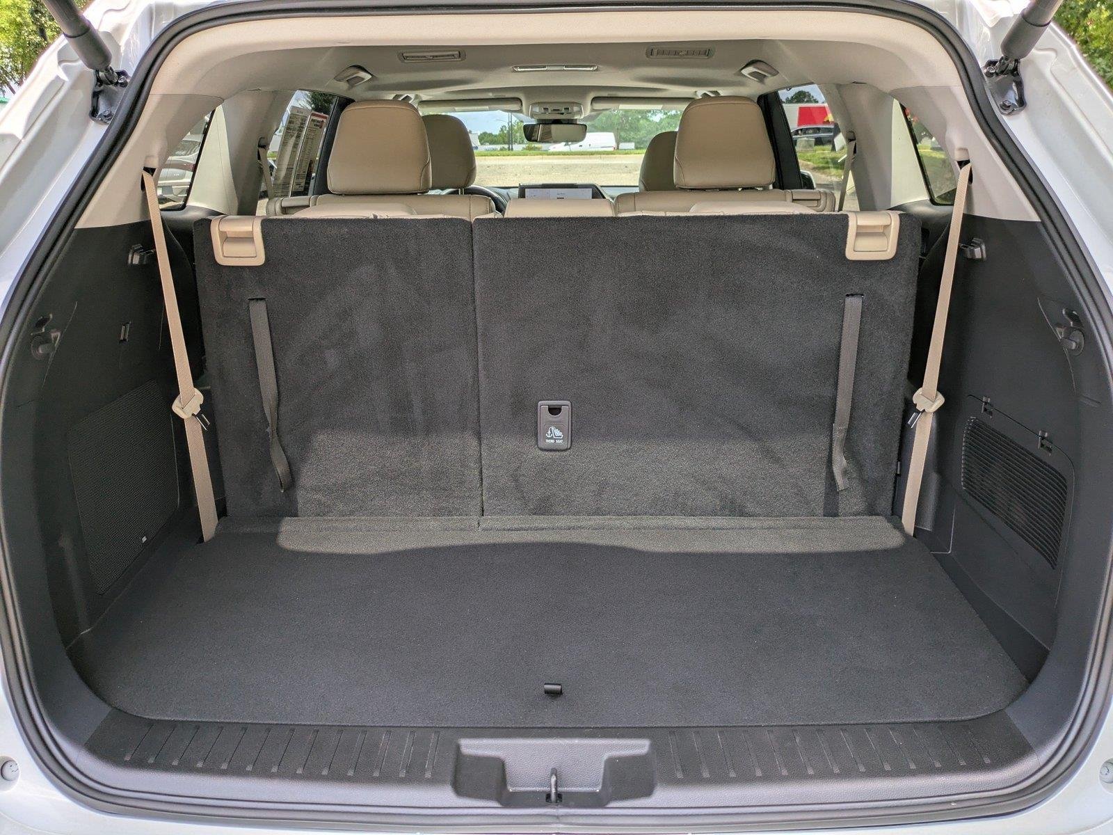 Used 2024 Wind Chill Pearl Toyota Limited image 13