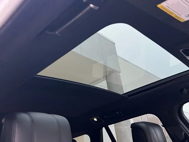 Used 2018 White Land Rover HSE image 33
