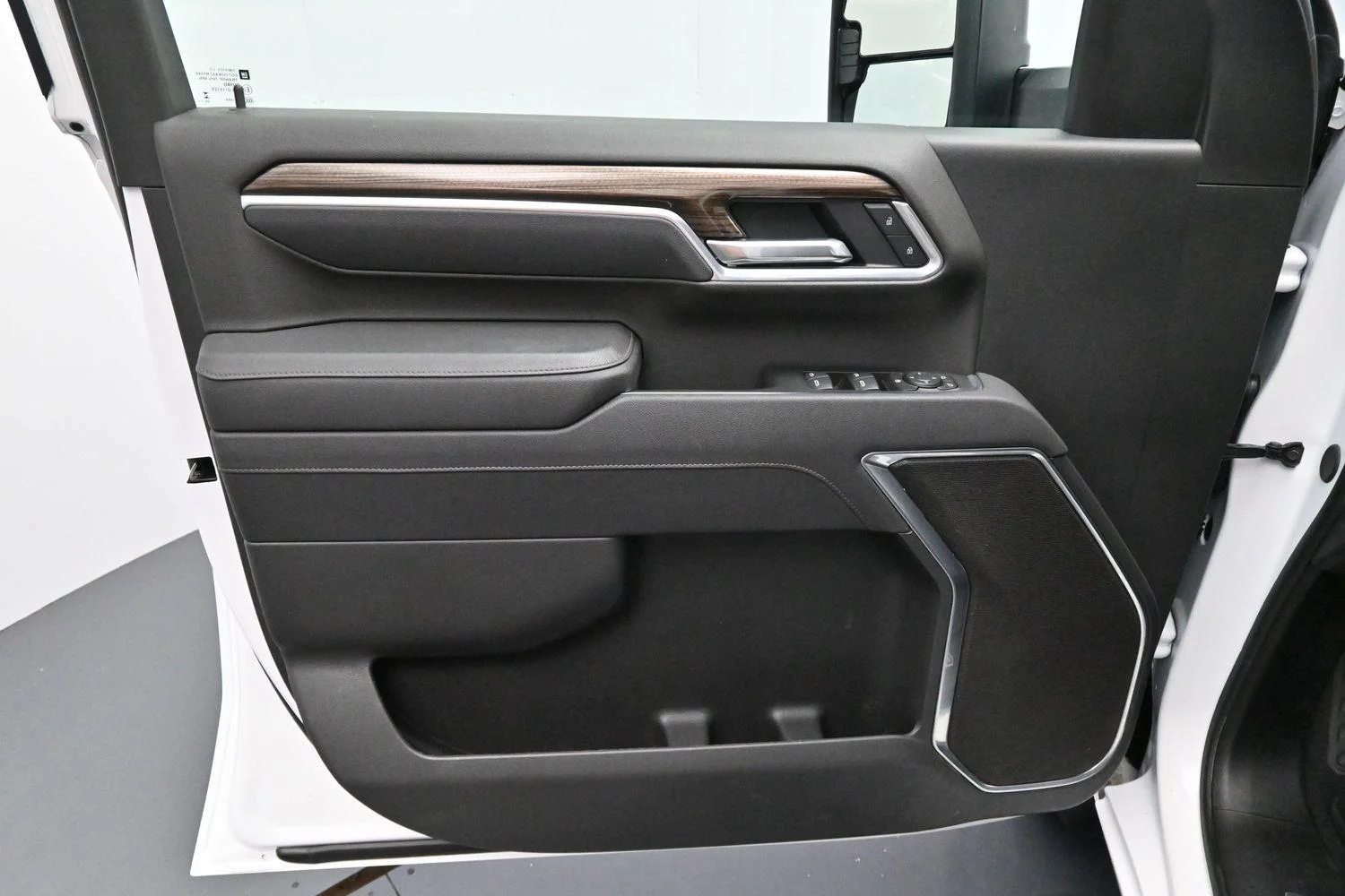 Used 2025 Summit White Chevrolet LT image 10