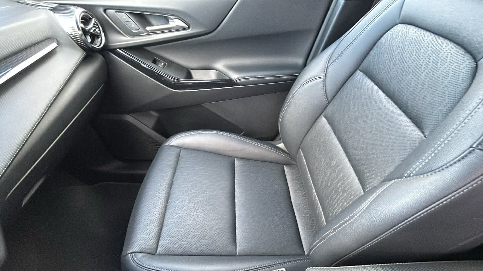 Used 2025 Summit White Chevrolet AWD LT image 12