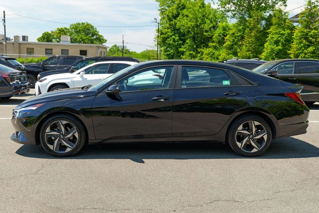 Used 2023 Onyx Black Hyundai SEL image 4