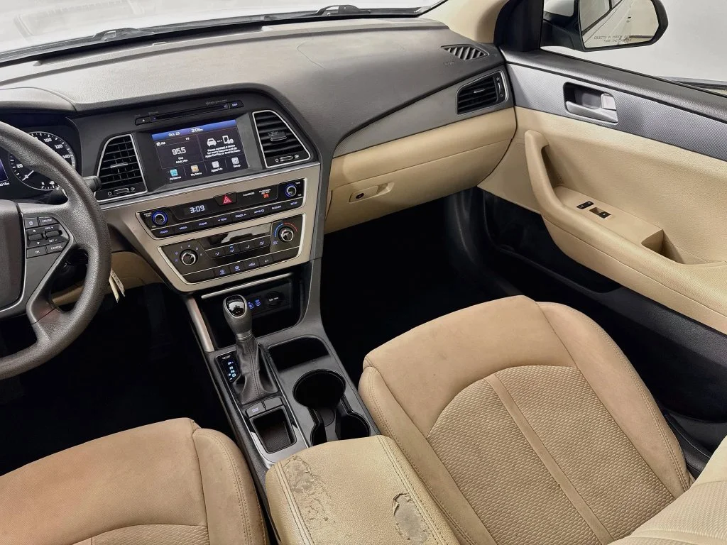 Used 2017 Quartz White Pearl Hyundai SE image 26