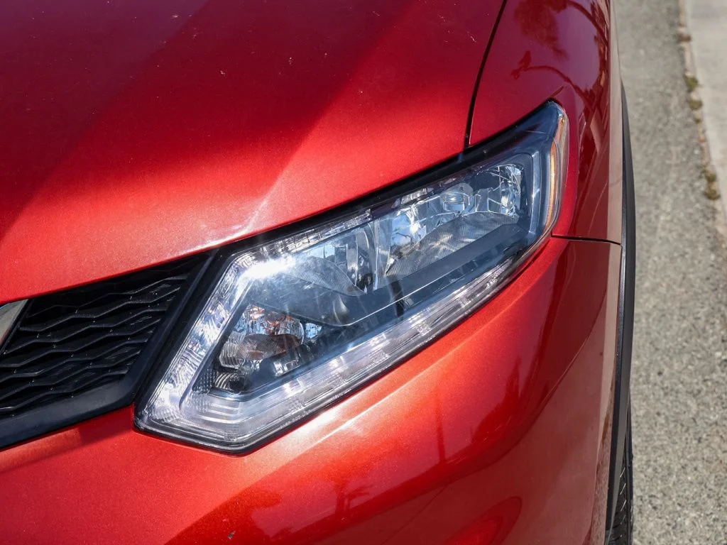 Used 2015 Red Nissan SV image 9