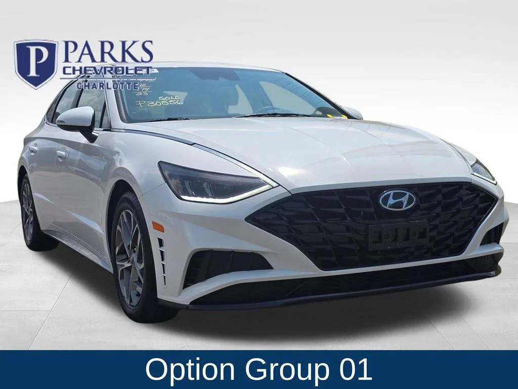 Used 2023 White Hyundai SEL image 1