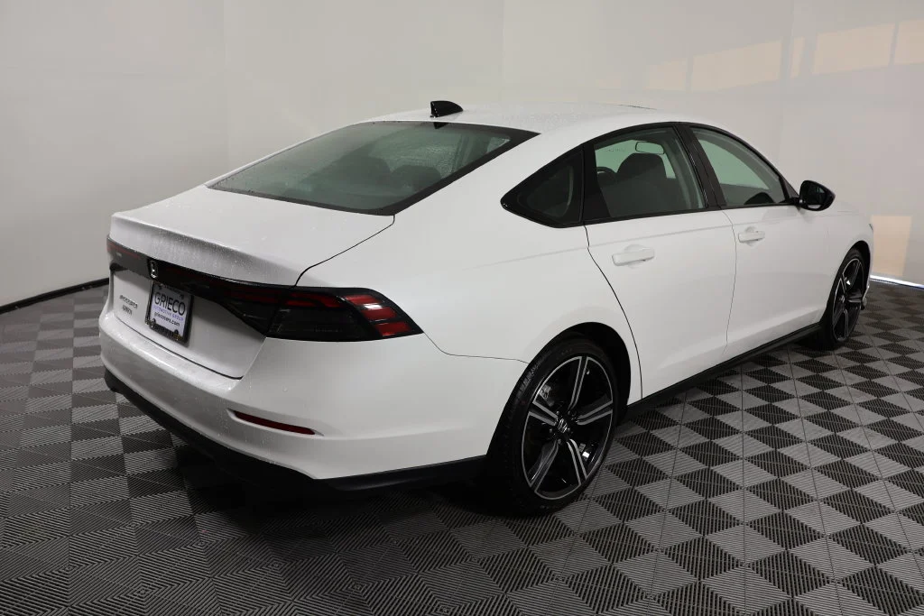 Used 2026 Platinum White Pearl Honda SE image 8