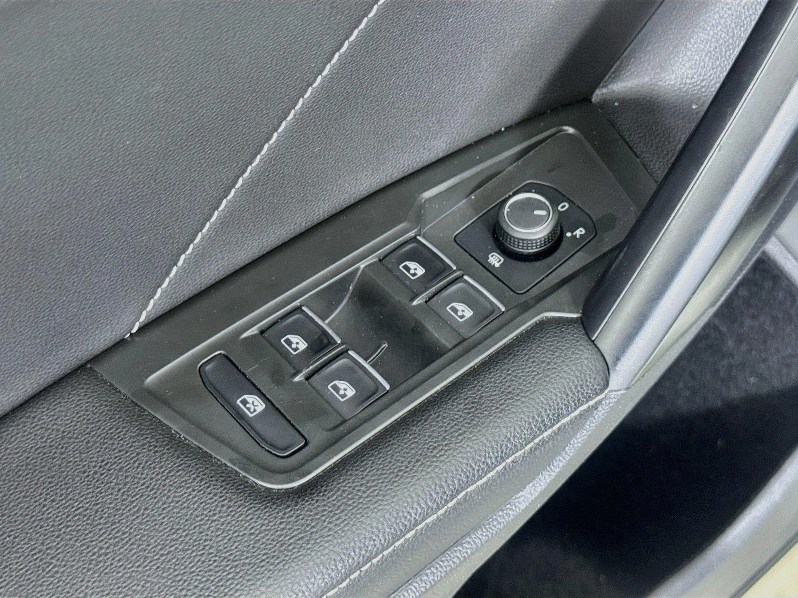 Used 2024 Pyrite Silver Metallic Volkswagen SE image 16