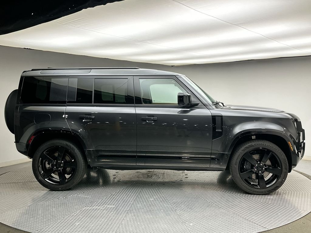 New 2026 Carpathian Grey Prem Met Land Rover X-Dynamic SE image 4
