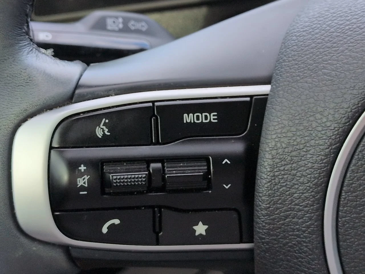 Used 2024 White Pearl Kia X-Line image 25