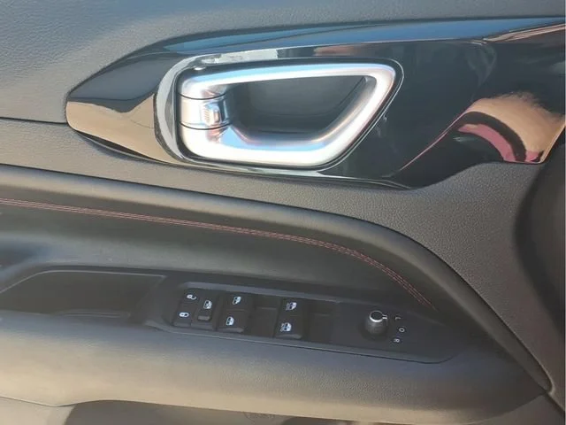 Used 2025  Jeep Trailhawk image 16