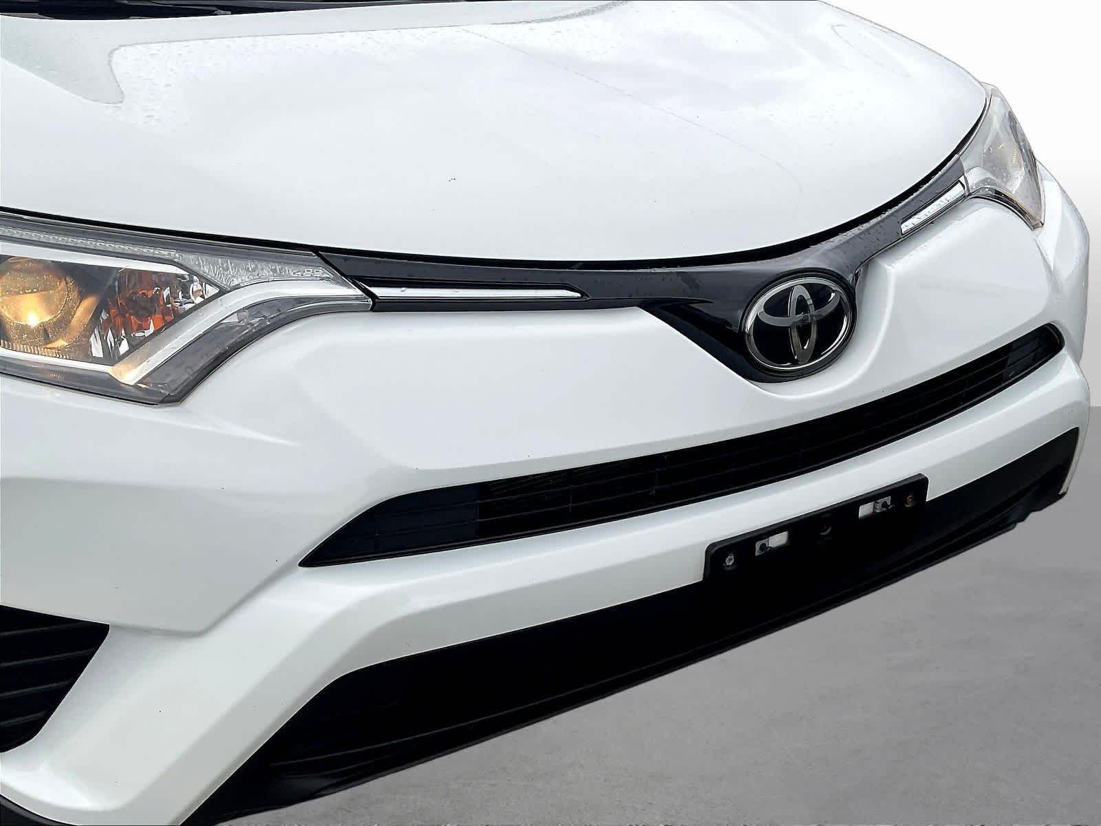 2017 Toyota RAV4 LE - Photo 33