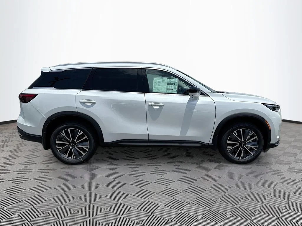 New 2027 RADIANT WHITE INFINITI Luxe FWD image 4