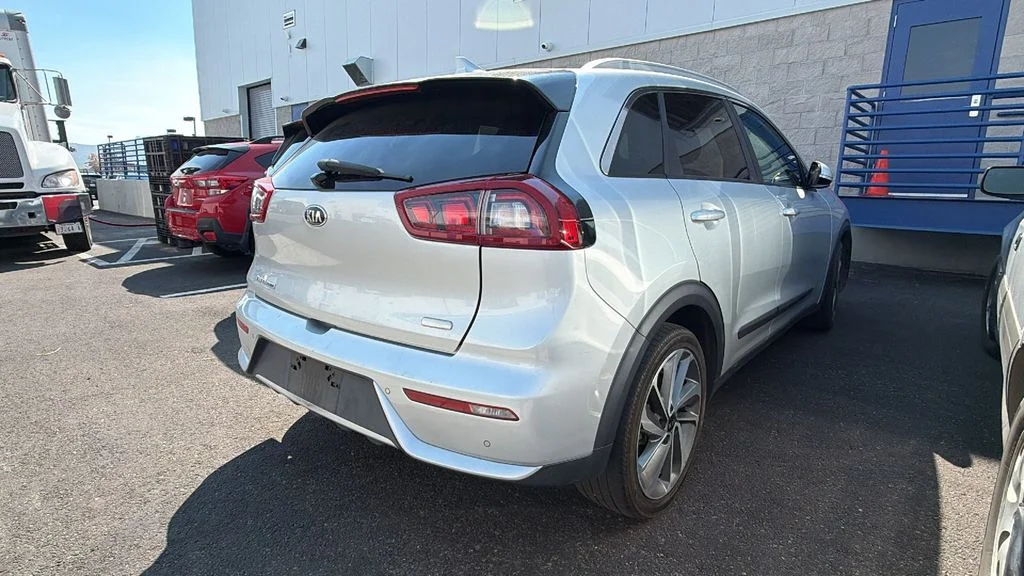 Used 2017 Silky Silver Kia Touring image 2
