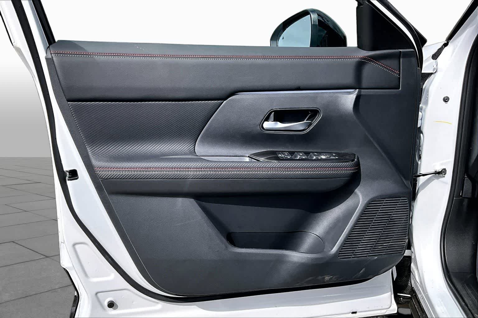 New 2026 Aspen White TriCoat / Super Black Two-tone Nissan SR image 13
