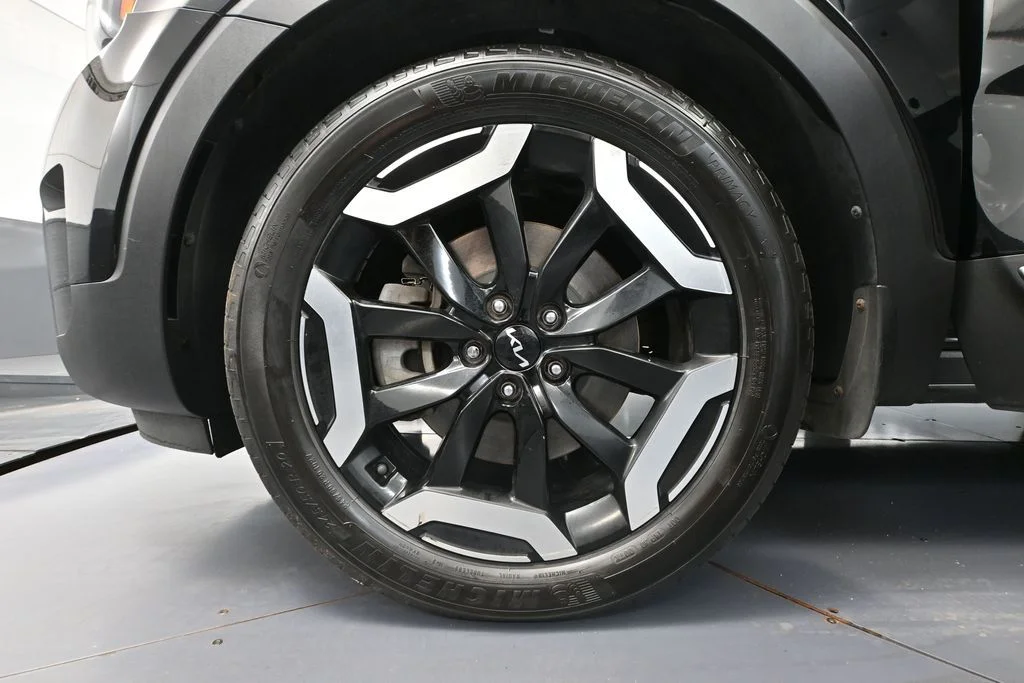 Used 2023 Black Kia EX X-Line image 15