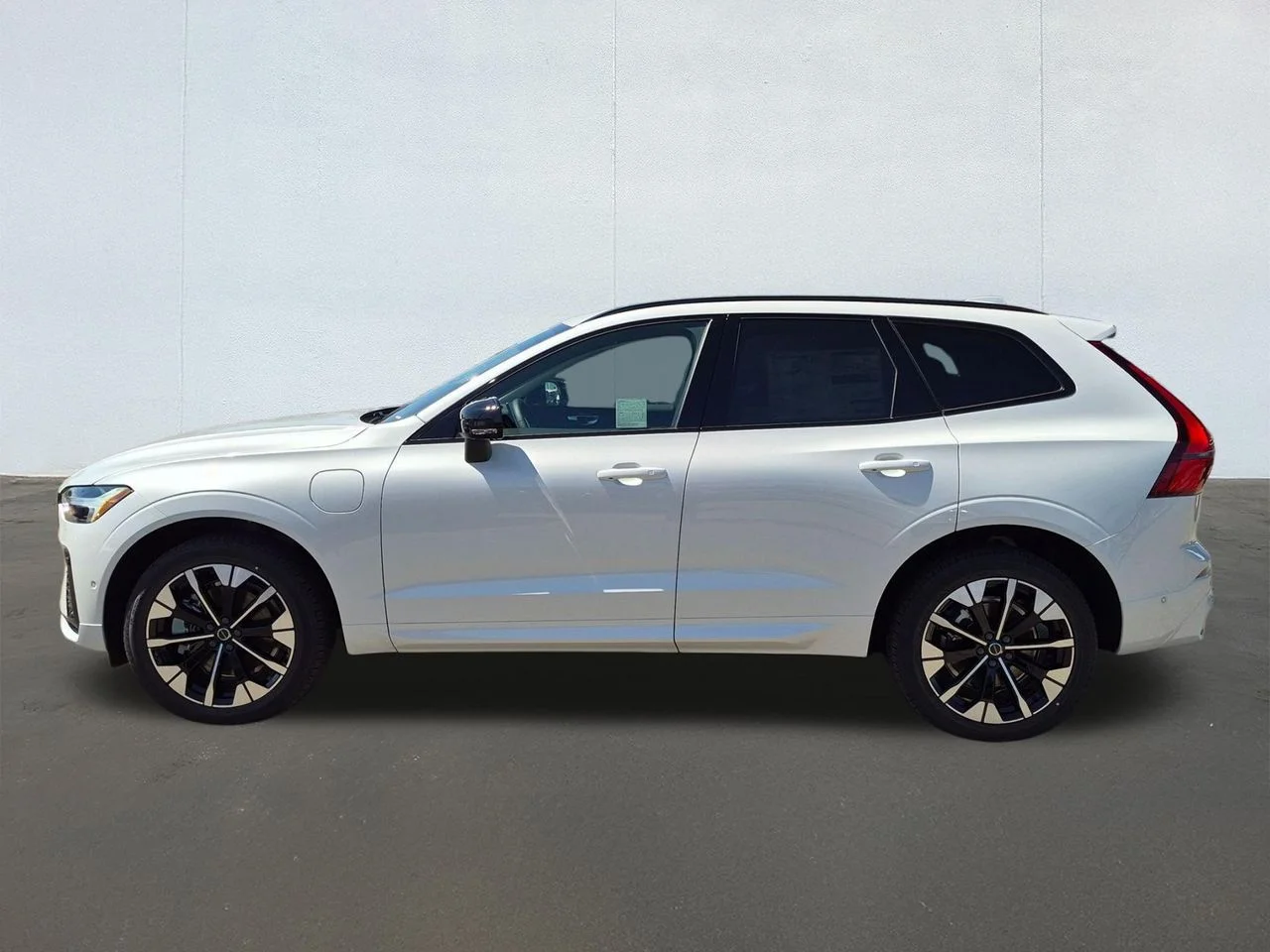 New 2026 Crystal White Volvo Plus image 3