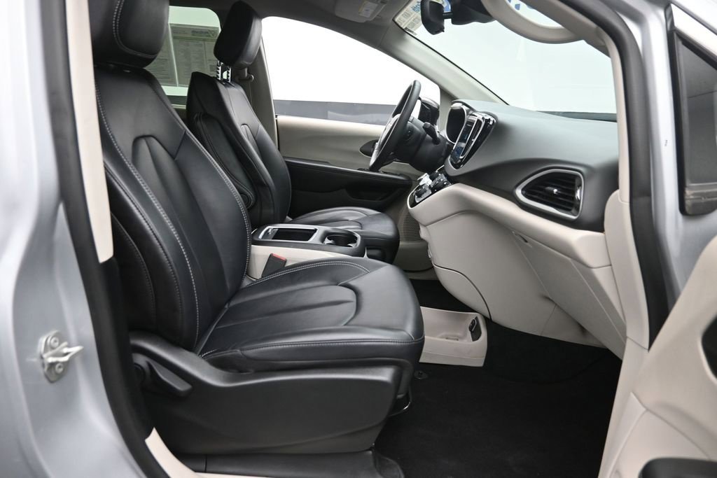 Used 2024 Silver Chrysler Touring L image 9