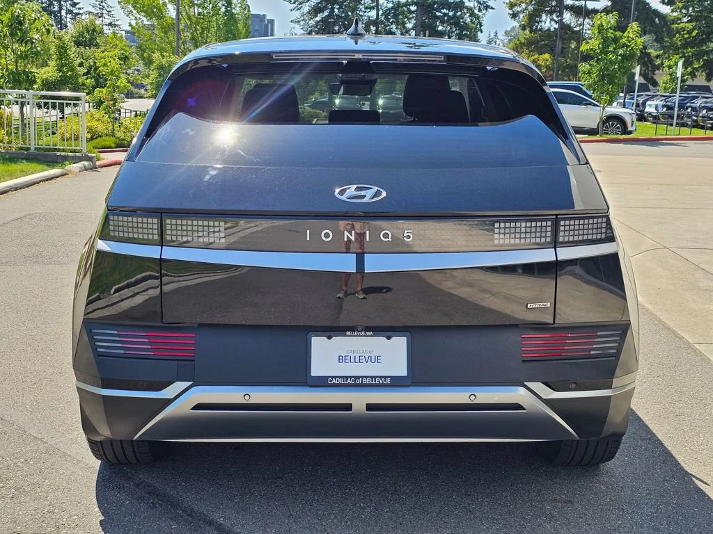Used 2022  Hyundai SE image 4