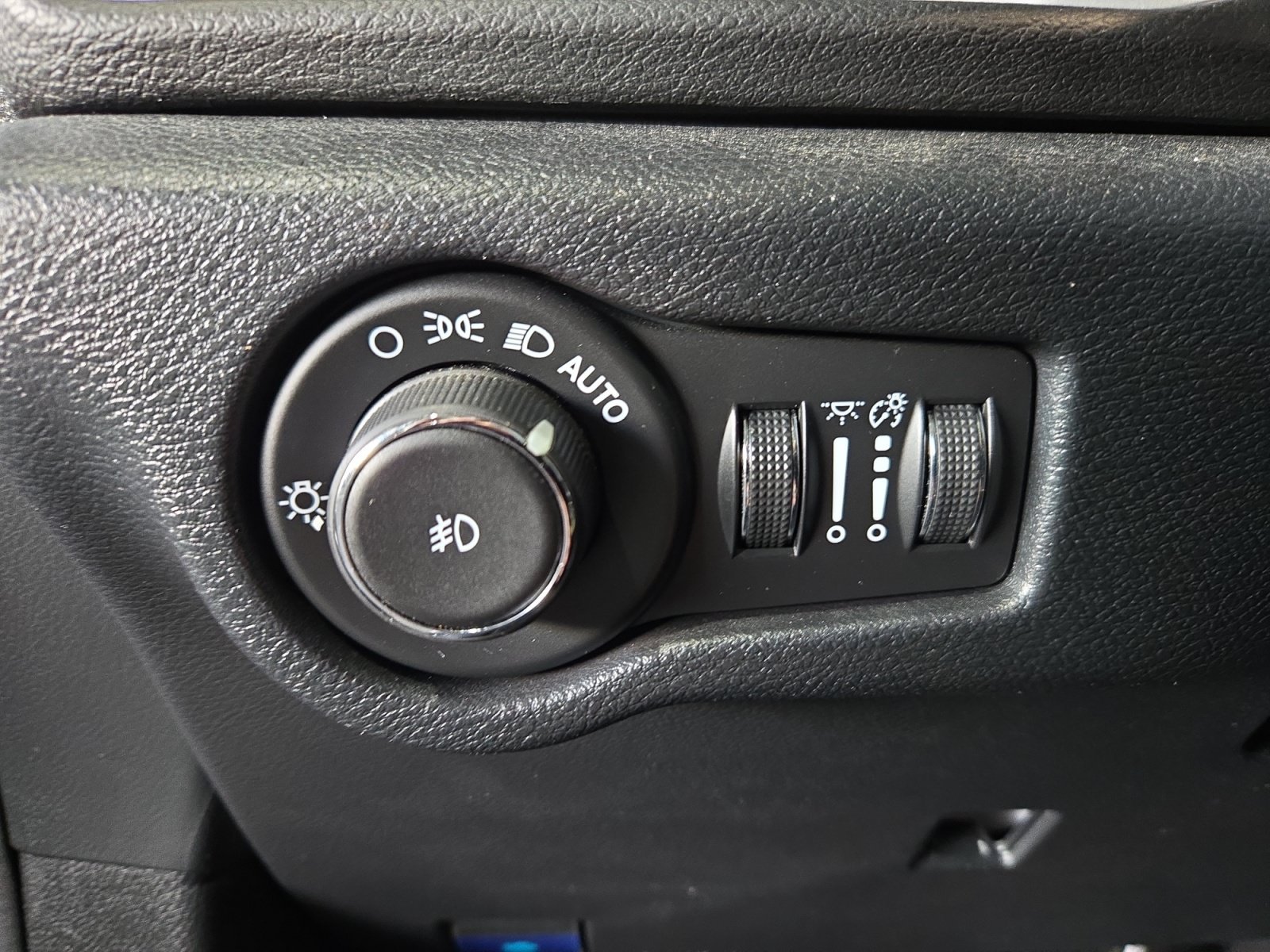 Used 2025 Diamond Black Crystal Pearlcoat Chrysler Select image 26