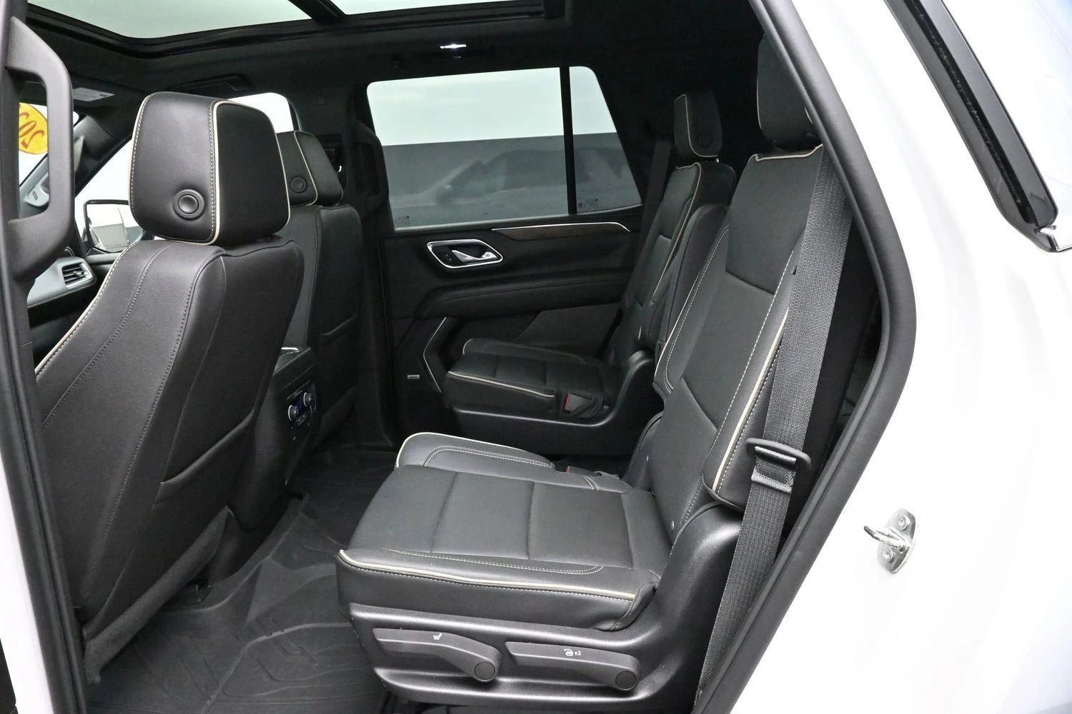 Used 2023 Iridescent Pearl Tricoat Chevrolet Premier image 33