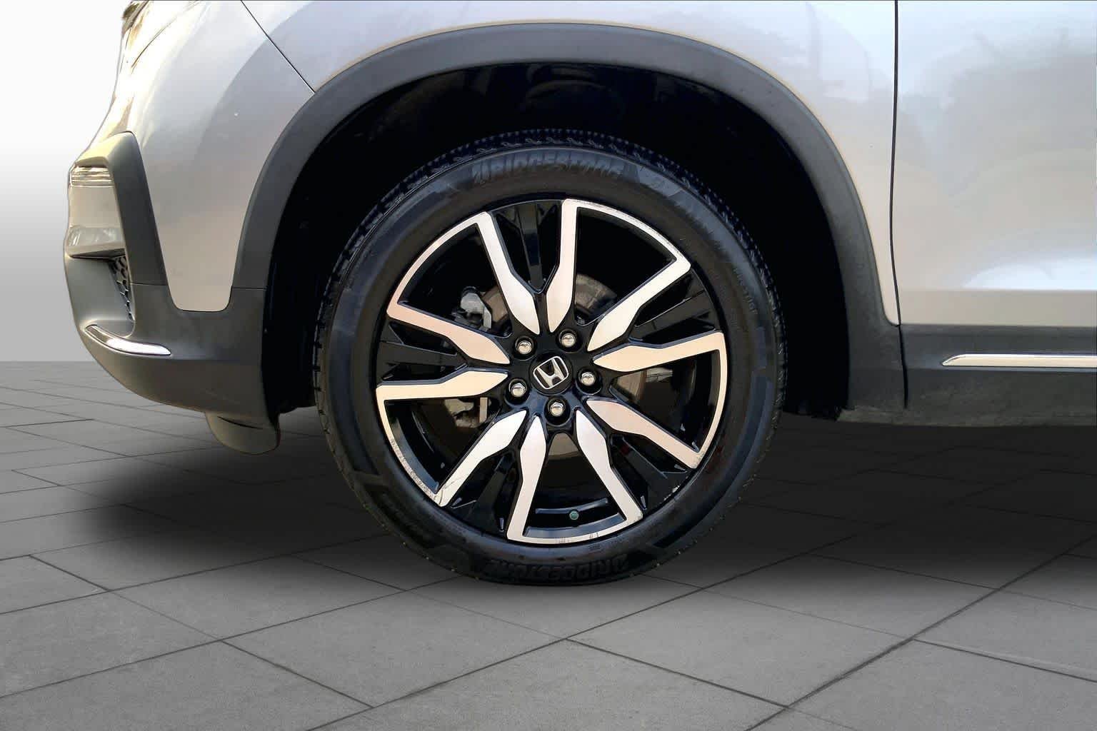 Used 2020 Lunar Silver Metallic Honda Elite image 11