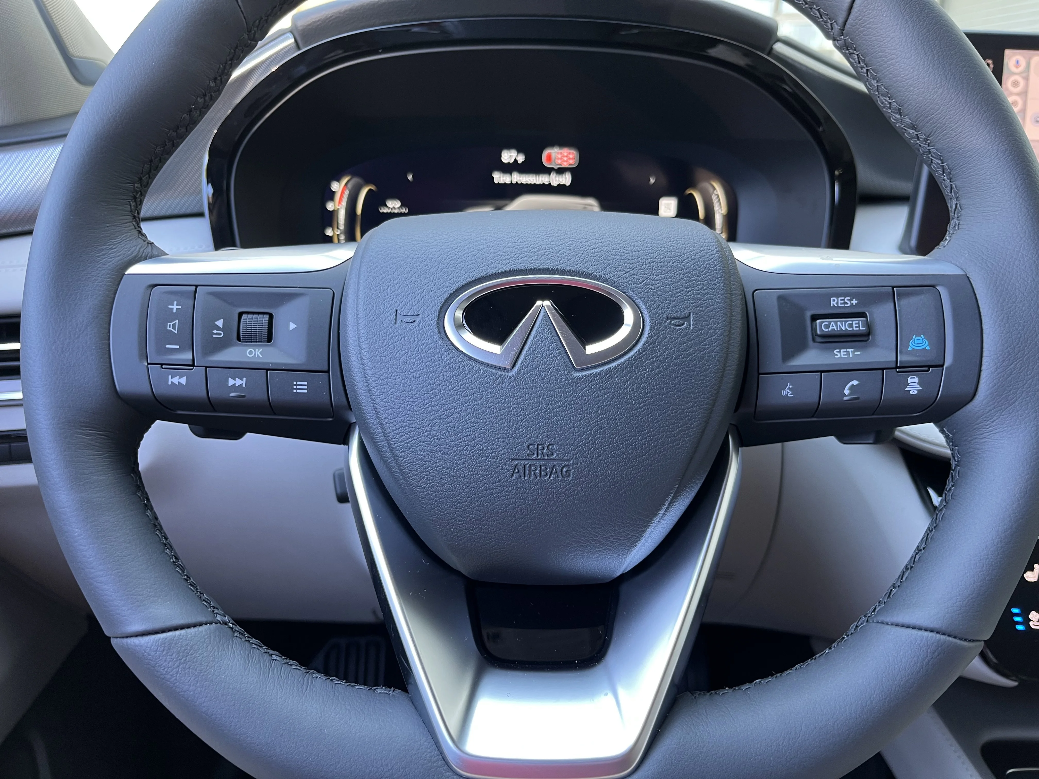 New 2027 Mineral Black INFINITI LUXE image 23