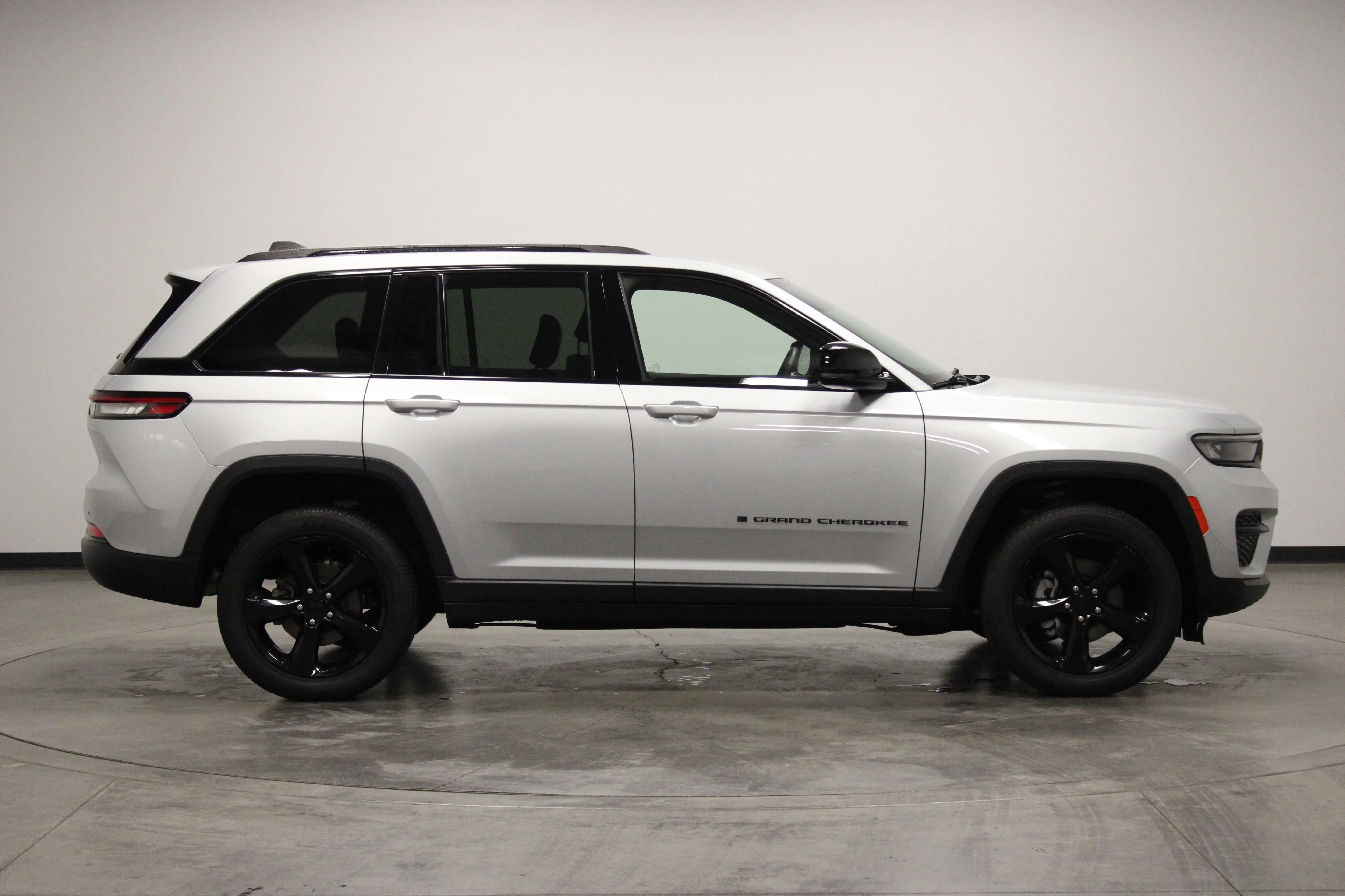 Used 2023 Silver Zynith Jeep Altitude X image 9
