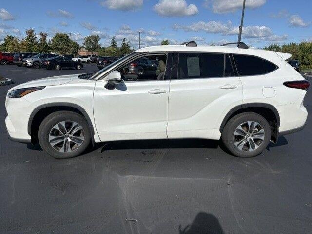 Used 2022 Wind Chill Pearl Toyota XLE image 18