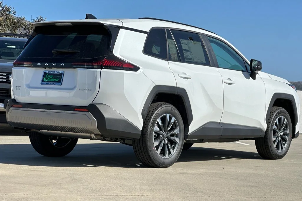 New 2026 Wind Chill Pearl <sup>1</sup> Toyota  Limited image 4