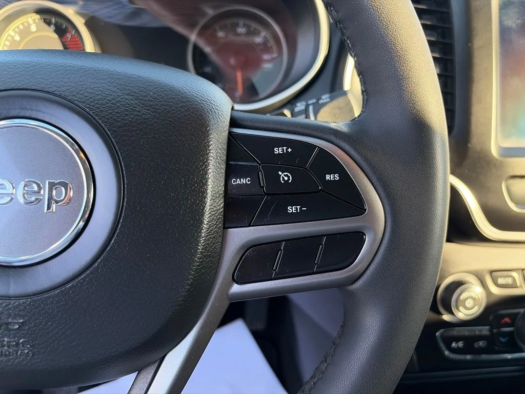 Certified Used 2022 Gray Jeep Latitude Lux image 28
