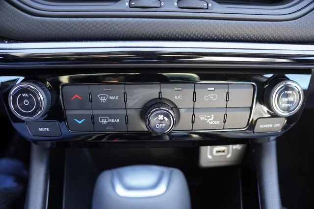 New 2026 Diamond Black Crystal Pearlcoat Jeep Latitude image 13