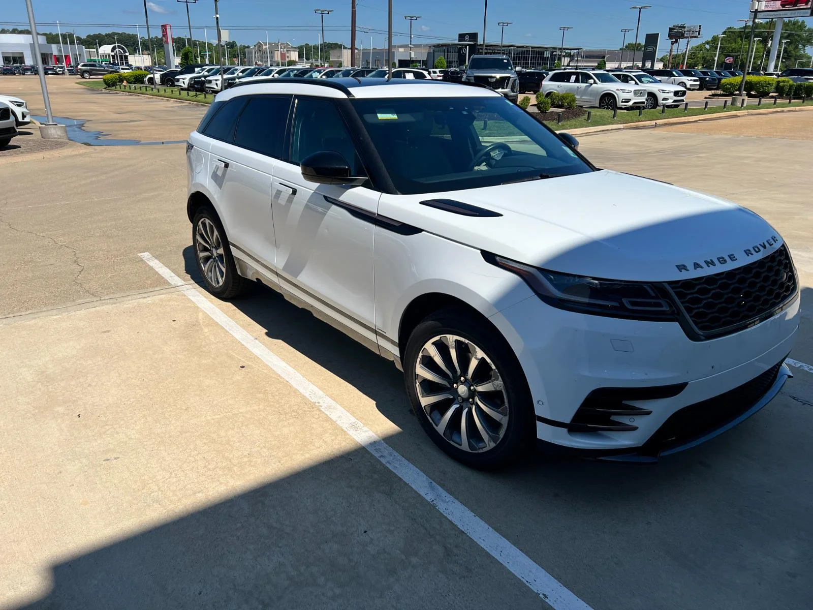 Used 2018 Fuji White Land Rover R-Dynamic SE image 3