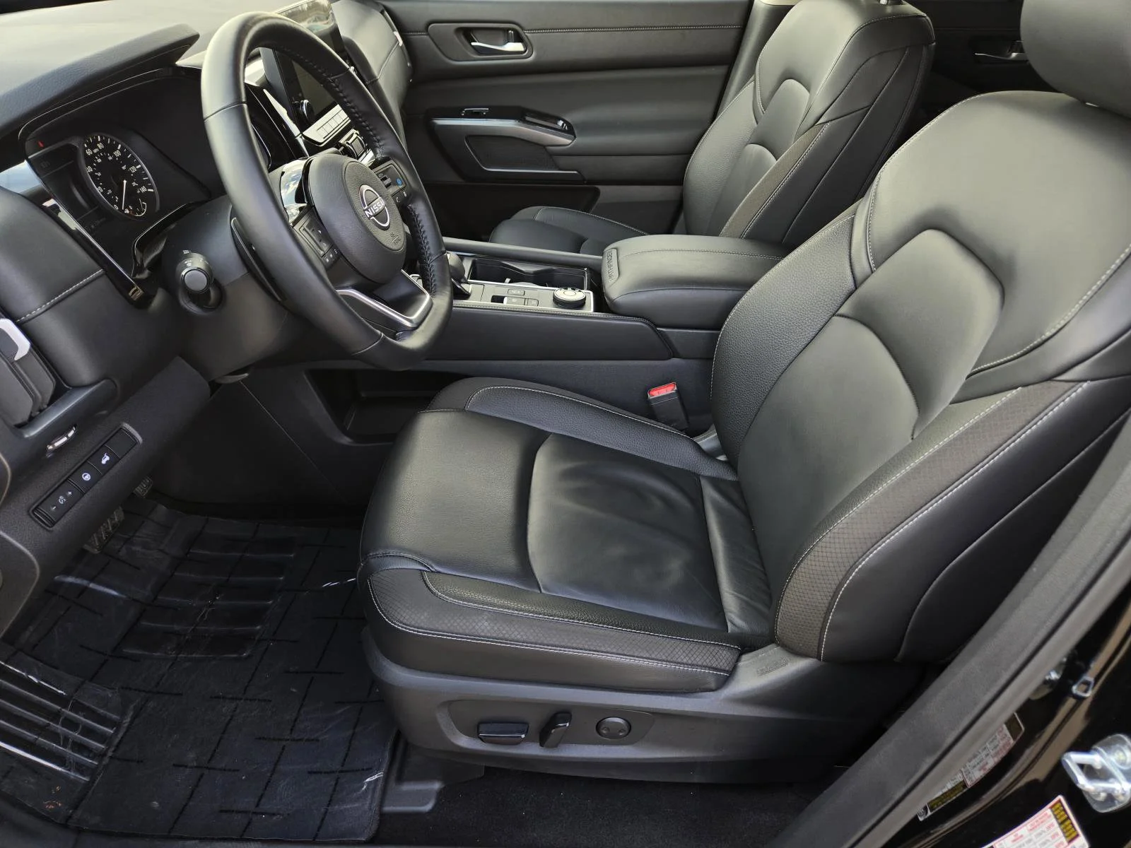 2025 Nissan Pathfinder SL - Photo 18